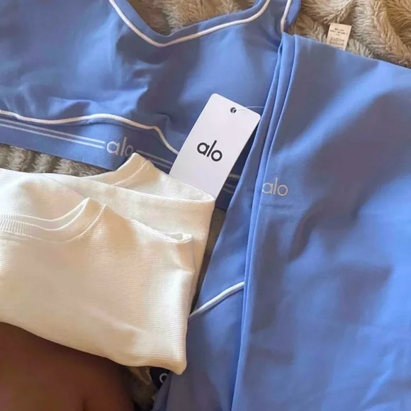 ALO Yoga Light Blue Sports Bra and Leggings Set - Picture 2 of 2